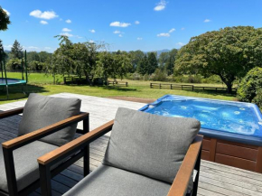 Lake Holiday Home - Spa & Views